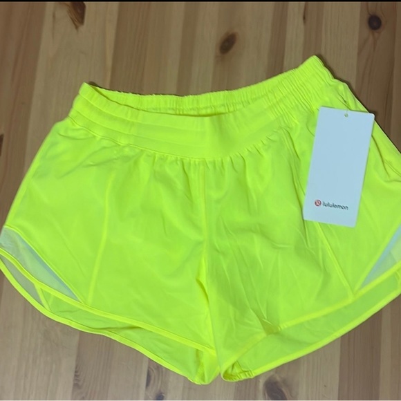 Lululemon Hotty Hot LR short 4” Highlighter Yellow NWT size 8 - Picture 1 of 3